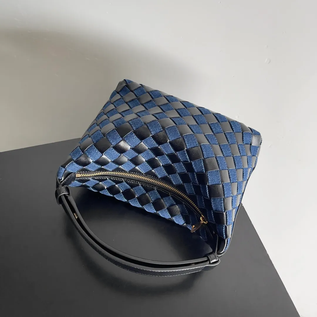 Batch 1560 Different colors collide with different sparks, different materials collide with layers and designs, BOTTEGA VENETA wallace is on the list of retro denim series, the stiffness of denim is matched with soft leather, fashion has no standards, innovation is progress, retro denim, a combination of classics and personality, casual, lazy and unique, the large capacity is too friendly for summer, freeing hands in sultry weather is people's biggest need Style number: 796393 Size: 22*13*9cm